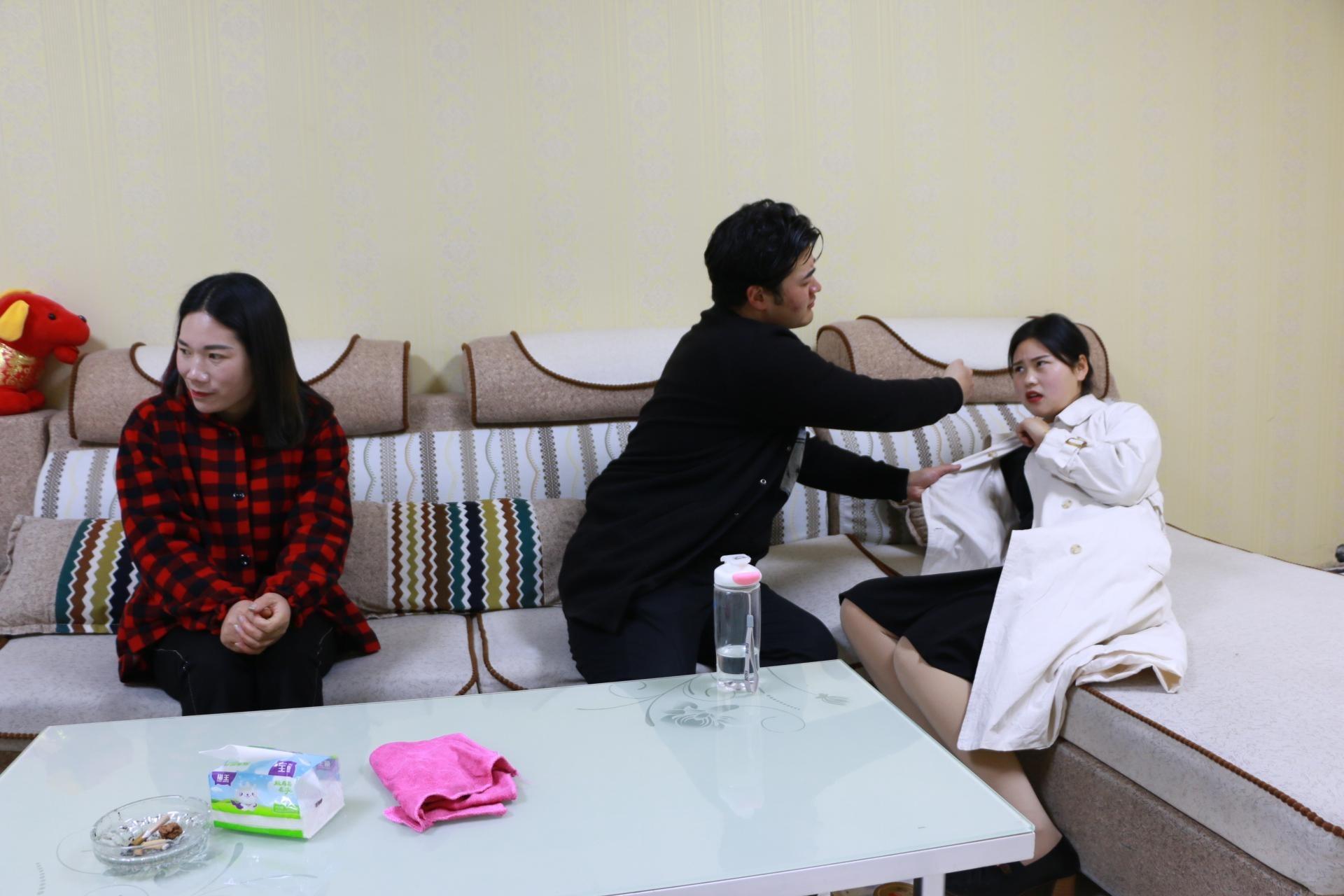 Nửa đêm, anh chồng đập cửa phòng tôi rầm rầm, chị dâu thì chống nạnh mắng oang oang, đến khi mẹ chồng chạy ra thì mọi chuyện mới sáng tỏ- Ảnh 1. Nửa đêm, anh chồng đập cửa phòng tôi rầm rầm, chị dâu thì chống nạnh mắng oang oang, đến khi mẹ chồng chạy ra thì mọi chuyện mới sáng tỏ- Ảnh 1.