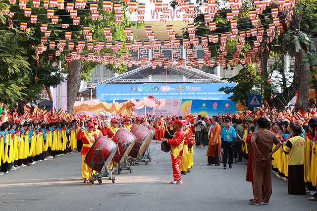 Hà Nội: Hàng nghìn người dân đứng dọc hai bên đường chùa Quán Sứ cung rước Xá lợi Đức Phật - Ảnh 7. Hà Nội: Hàng nghìn người dân đứng dọc hai bên đường chùa Quán Sứ cung rước Xá lợi Đức Phật - Ảnh 7.