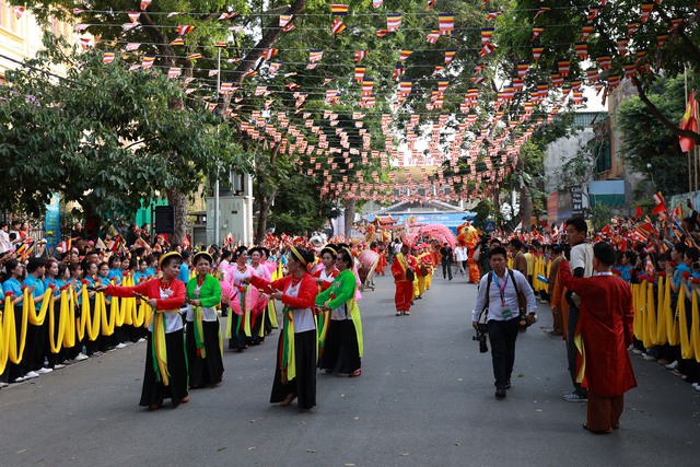 Hà Nội: Hàng nghìn người dân đứng dọc hai bên đường chùa Quán Sứ cung rước Xá lợi Đức Phật - Ảnh 6. Hà Nội: Hàng nghìn người dân đứng dọc hai bên đường chùa Quán Sứ cung rước Xá lợi Đức Phật - Ảnh 6.