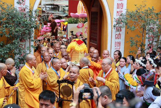 Hà Nội: Hàng nghìn người dân đứng dọc hai bên đường chùa Quán Sứ cung rước Xá lợi Đức Phật - Ảnh 1. Hà Nội: Hàng nghìn người dân đứng dọc hai bên đường chùa Quán Sứ cung rước Xá lợi Đức Phật - Ảnh 1.