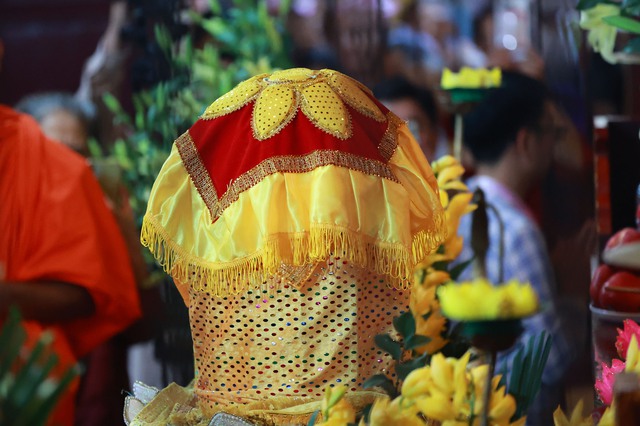 Hà Nội: Hàng nghìn người dân đứng dọc hai bên đường chùa Quán Sứ cung rước Xá lợi Đức Phật - Ảnh 4. Hà Nội: Hàng nghìn người dân đứng dọc hai bên đường chùa Quán Sứ cung rước Xá lợi Đức Phật - Ảnh 4.