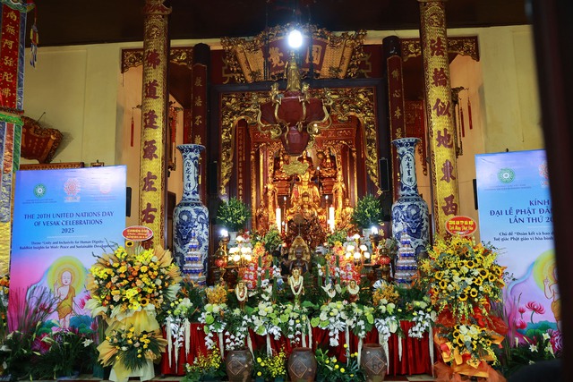Hà Nội: Hàng nghìn người dân đứng dọc hai bên đường chùa Quán Sứ cung rước Xá lợi Đức Phật - Ảnh 5. Hà Nội: Hàng nghìn người dân đứng dọc hai bên đường chùa Quán Sứ cung rước Xá lợi Đức Phật - Ảnh 5.