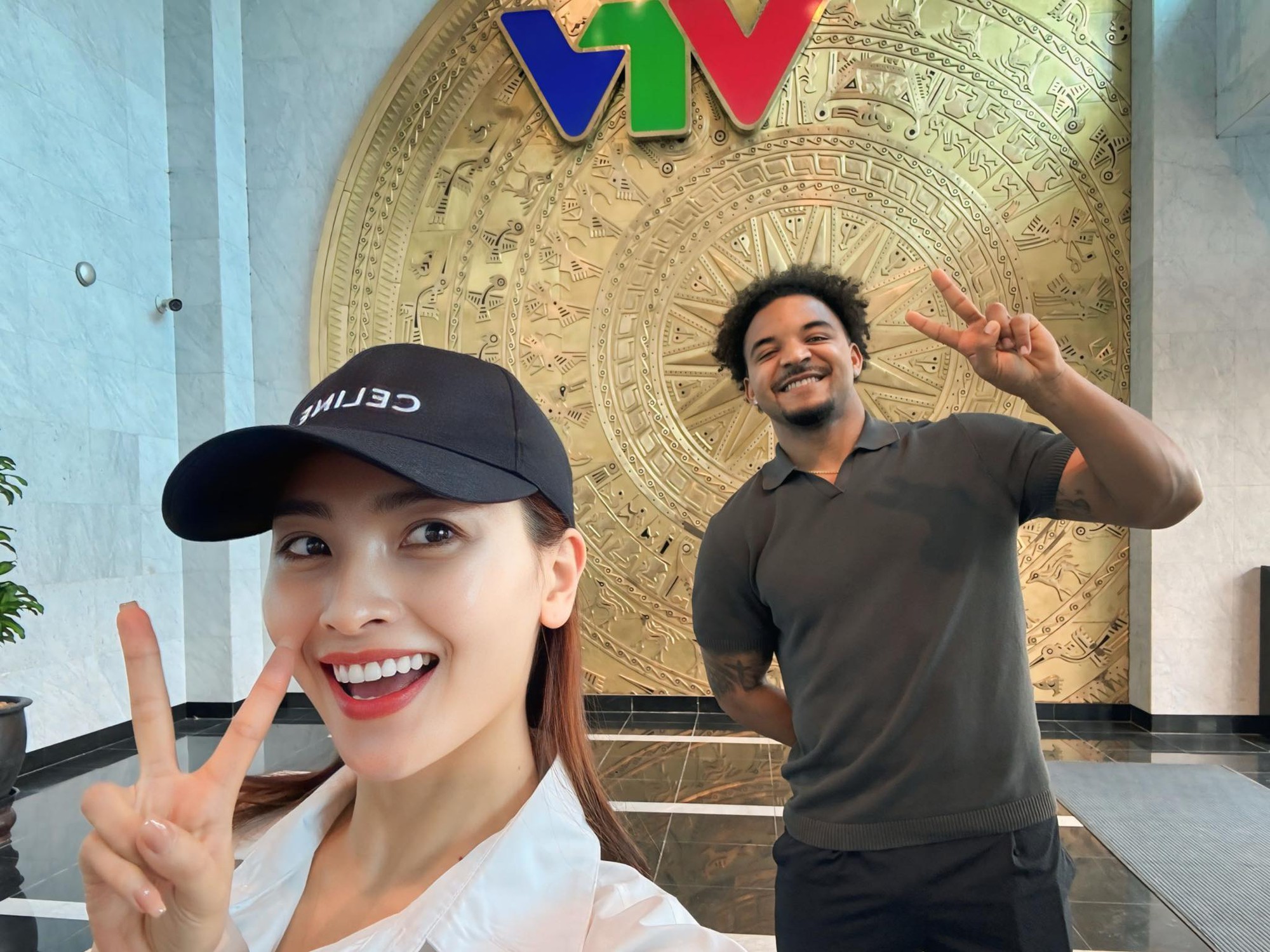 MC Huyền Trang Mù Tạt nhắn tin với “trai lạ” lúc nửa đêm, phản ứng của bạn trai cầu thủ gây chú ý- Ảnh 2. MC Huyền Trang Mù Tạt nhắn tin với “trai lạ” lúc nửa đêm, phản ứng của bạn trai cầu thủ gây chú ý- Ảnh 2.