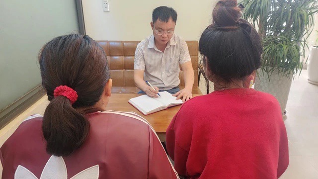 Vụ nhiều học sinh lớp 12 “tự nguyện” xin nghỉ học: Hiệu trưởng hẹn gặp, nói “có thi cũng không đậu” - Ảnh 1.
