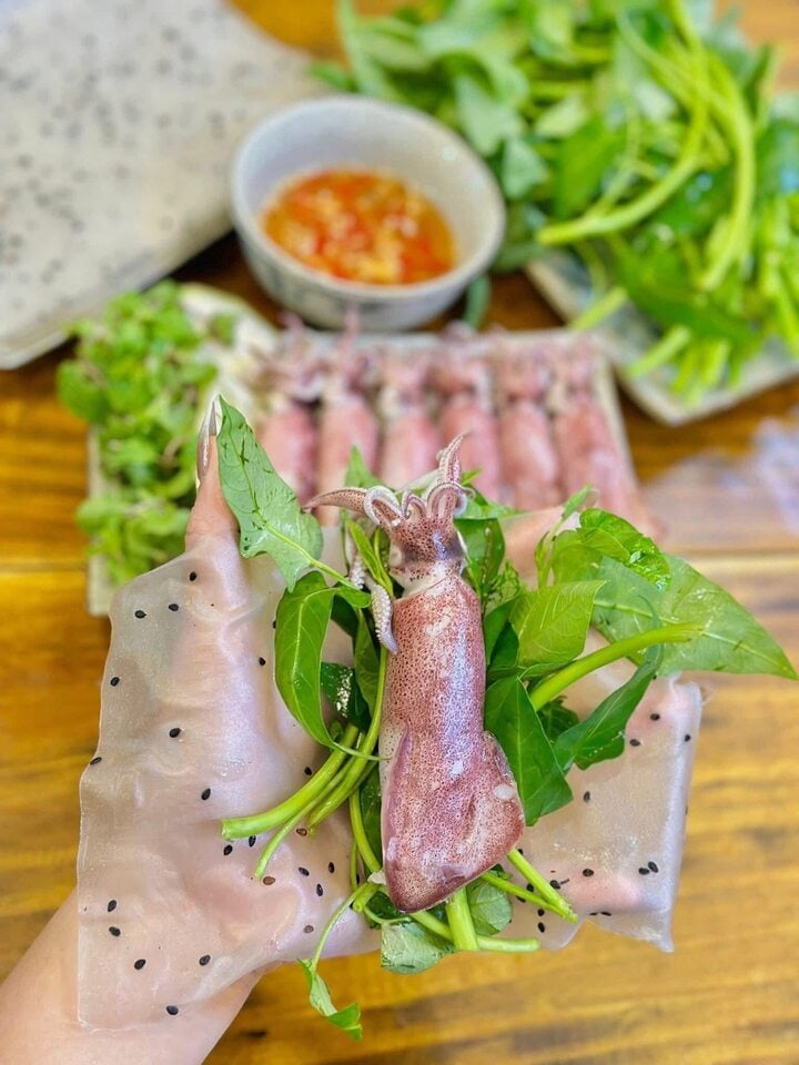 Vì sao món mực hấp cuốn rau muống bánh tráng gây sốt mạng? - Ảnh 3. Vì sao món mực hấp cuốn rau muống bánh tráng gây sốt mạng? - Ảnh 3.