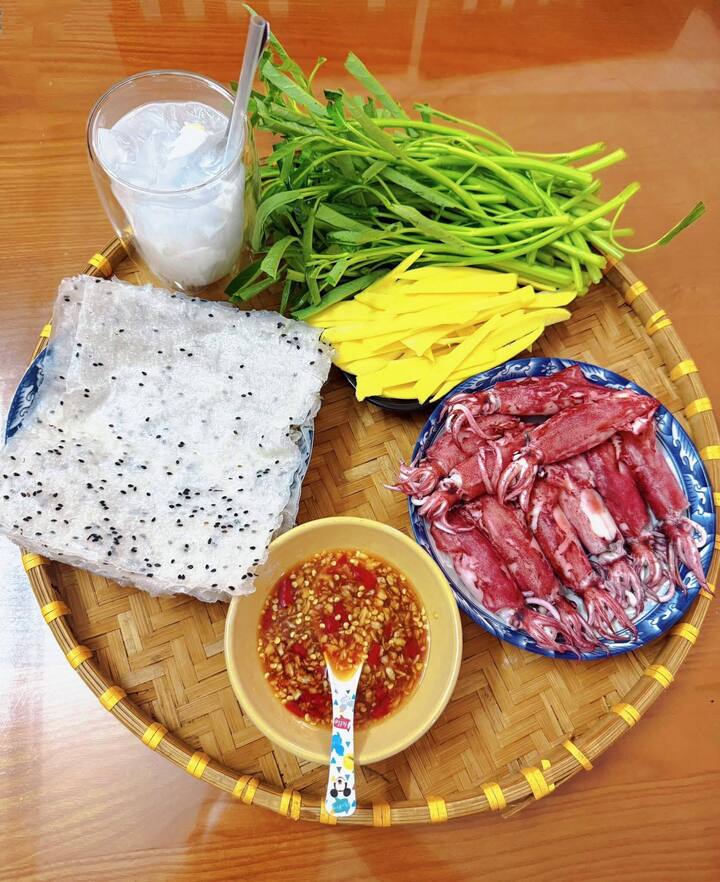 Vì sao món mực hấp cuốn rau muống bánh tráng gây sốt mạng? - Ảnh 2. Vì sao món mực hấp cuốn rau muống bánh tráng gây sốt mạng? - Ảnh 2.