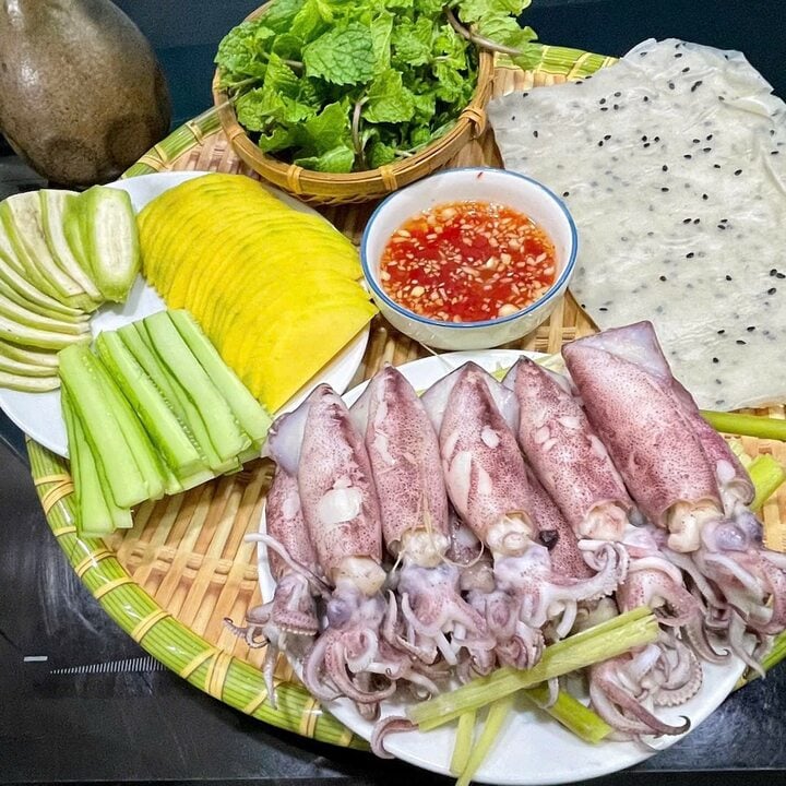 Vì sao món mực hấp cuốn rau muống bánh tráng gây sốt mạng? - Ảnh 4. Vì sao món mực hấp cuốn rau muống bánh tráng gây sốt mạng? - Ảnh 4.