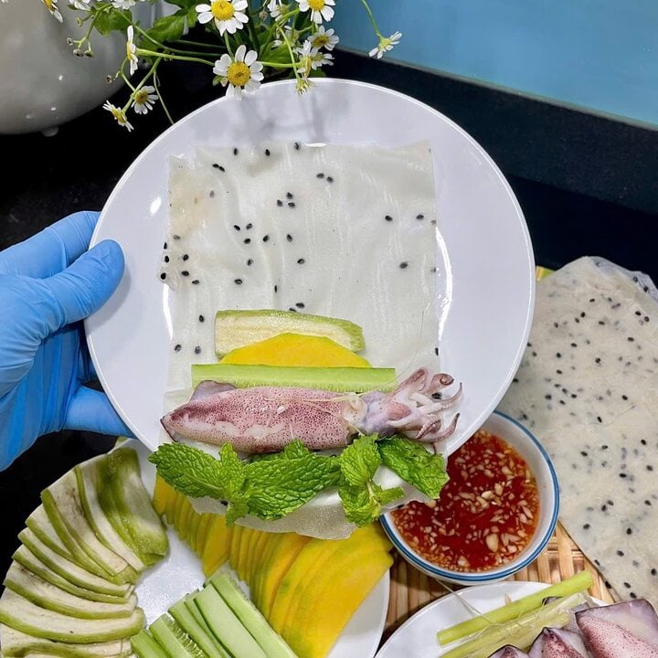 Vì sao món mực hấp cuốn rau muống bánh tráng gây sốt mạng? - Ảnh 5. Vì sao món mực hấp cuốn rau muống bánh tráng gây sốt mạng? - Ảnh 5.