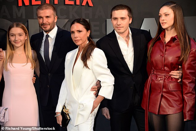 Con trai và con dâu của Beckham không đếm xỉa đến nỗi đau gia đình, quẩy tưng bừng cùng nhà vợ và dàn sao Hollywood- Ảnh 6. Con trai và con dâu của Beckham không đếm xỉa đến nỗi đau gia đình, quẩy tưng bừng cùng nhà vợ và dàn sao Hollywood- Ảnh 6.