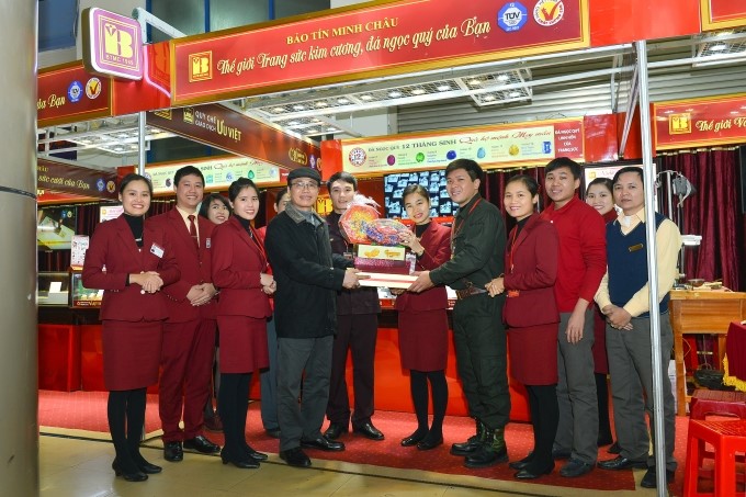 Người đàn ông đứng sau “đế chế vàng” lâu đời nhất Hà Nội đào tạo nhân viên chuẩn con nhà lành- Ảnh 1. Người đàn ông đứng sau “đế chế vàng” lâu đời nhất Hà Nội đào tạo nhân viên chuẩn con nhà lành- Ảnh 1.