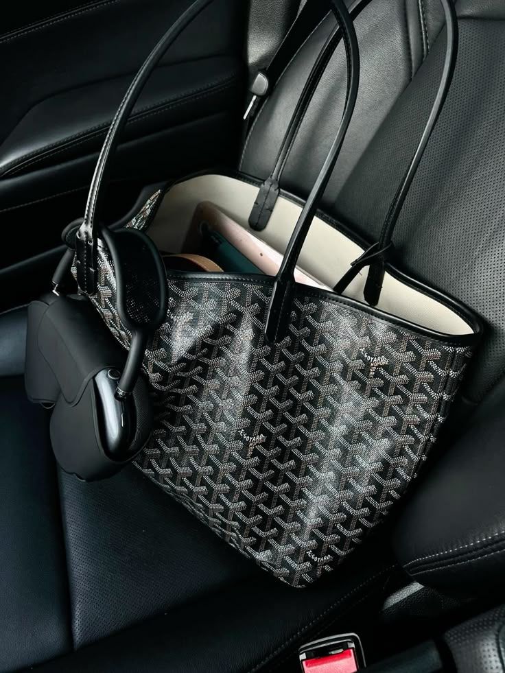 Drama túi Goyard 50 triệu bị chảy màu có cái kết Drama túi Goyard 50 triệu bị chảy màu có cái kết