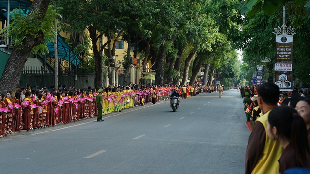 Hà Nội: Hàng nghìn người dân đứng dọc hai bên đường chùa Quán Sứ cung rước Xá lợi Đức Phật - Ảnh 14. Hà Nội: Hàng nghìn người dân đứng dọc hai bên đường chùa Quán Sứ cung rước Xá lợi Đức Phật - Ảnh 14.