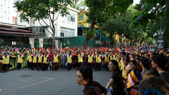 Hà Nội: Hàng nghìn người dân đứng dọc hai bên đường chùa Quán Sứ cung rước Xá lợi Đức Phật - Ảnh 12. Hà Nội: Hàng nghìn người dân đứng dọc hai bên đường chùa Quán Sứ cung rước Xá lợi Đức Phật - Ảnh 12.