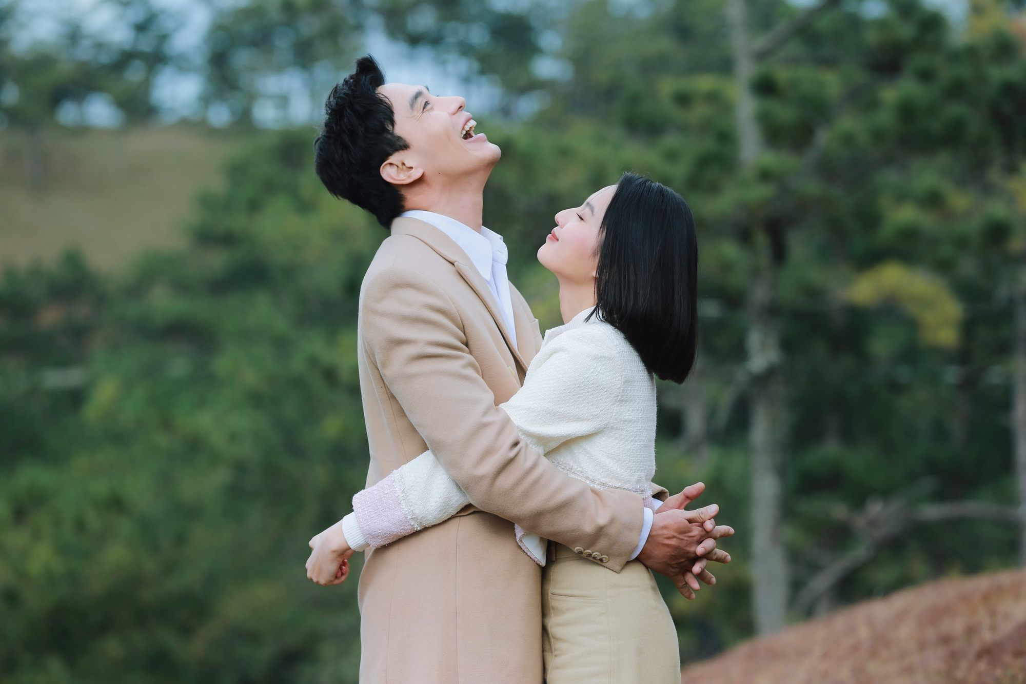 Cặp đôi Vbiz công khai nắm tay tình tứ, bị đồng nghiệp khui luôn mối quan hệ thật- Ảnh 1. Cặp đôi Vbiz công khai nắm tay tình tứ, bị đồng nghiệp khui luôn mối quan hệ thật- Ảnh 1.