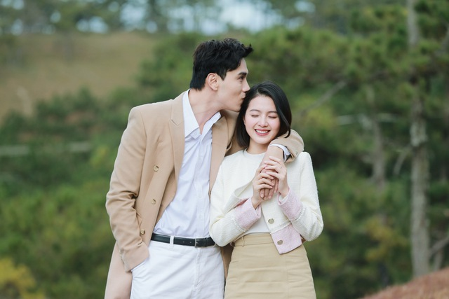 Cặp đôi Vbiz công khai nắm tay tình tứ, bị đồng nghiệp khui luôn mối quan hệ thật- Ảnh 2. Cặp đôi Vbiz công khai nắm tay tình tứ, bị đồng nghiệp khui luôn mối quan hệ thật- Ảnh 2.