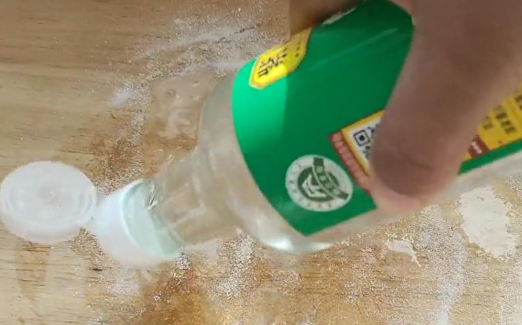 Tôi thử vệ sinh thớt theo cách không ai ngờ: Nấm mốc đen biến mất, gỗ sáng lại và cả nhà yên tâm ăn uống- Ảnh 4.