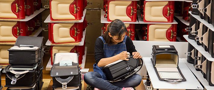 Tại sao c&aacute;c gia đ&igrave;nh Nhật Bản chi h&agrave;ng chục triệu đồng để mua chiếc cặp n&agrave;y cho con, d&ugrave; vẻ ngo&agrave;i "th&ocirc; kệch"? - Ảnh 2.