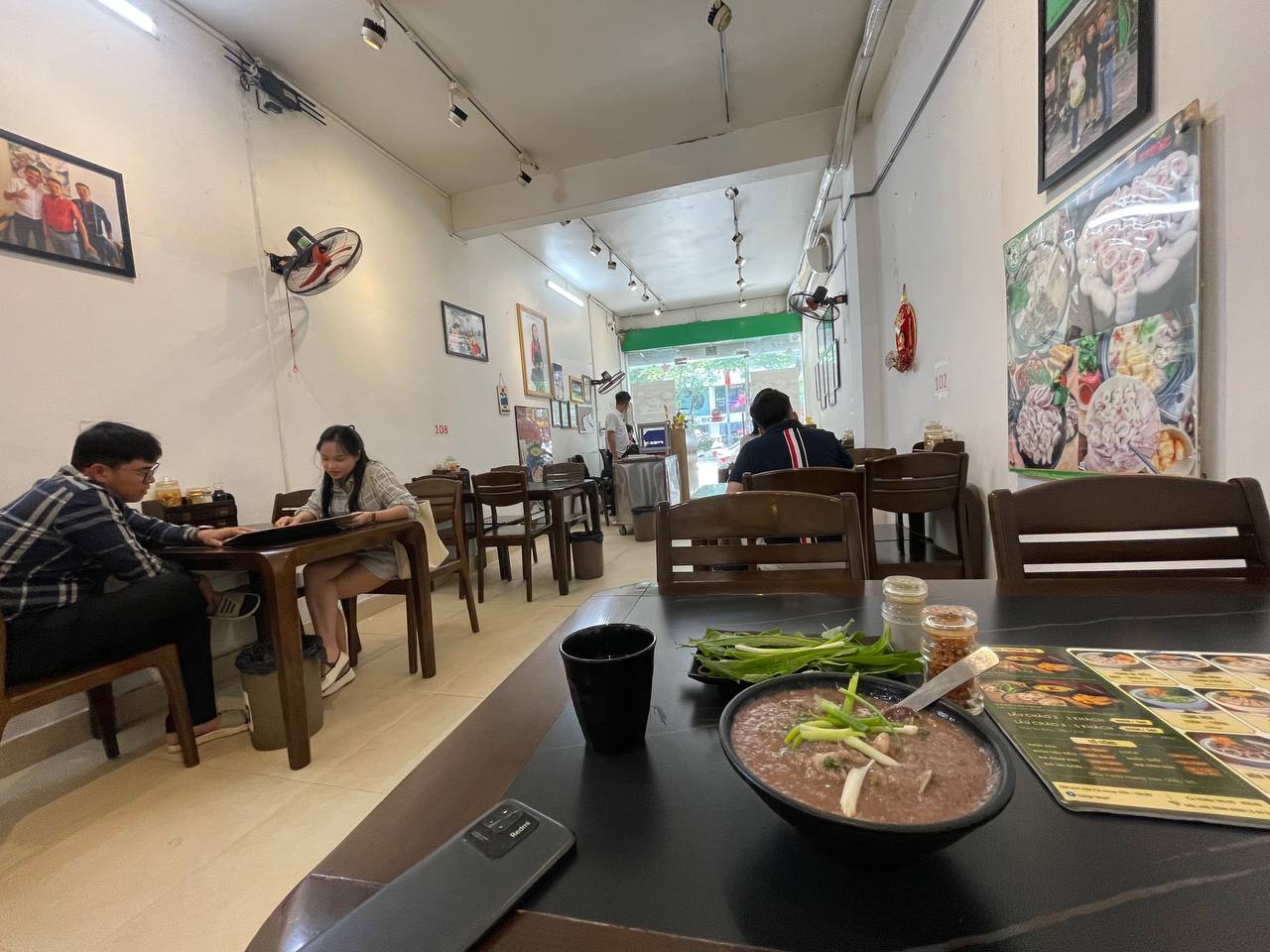 Lòng Chát Quán chính thức mở cửa lại sau lùm xùm “lòng se điếu 40m”, lượng khách hàng ghé quán gây chú ý - Ảnh 3. Lòng Chát Quán chính thức mở cửa lại sau lùm xùm “lòng se điếu 40m”, lượng khách hàng ghé quán gây chú ý - Ảnh 3.
