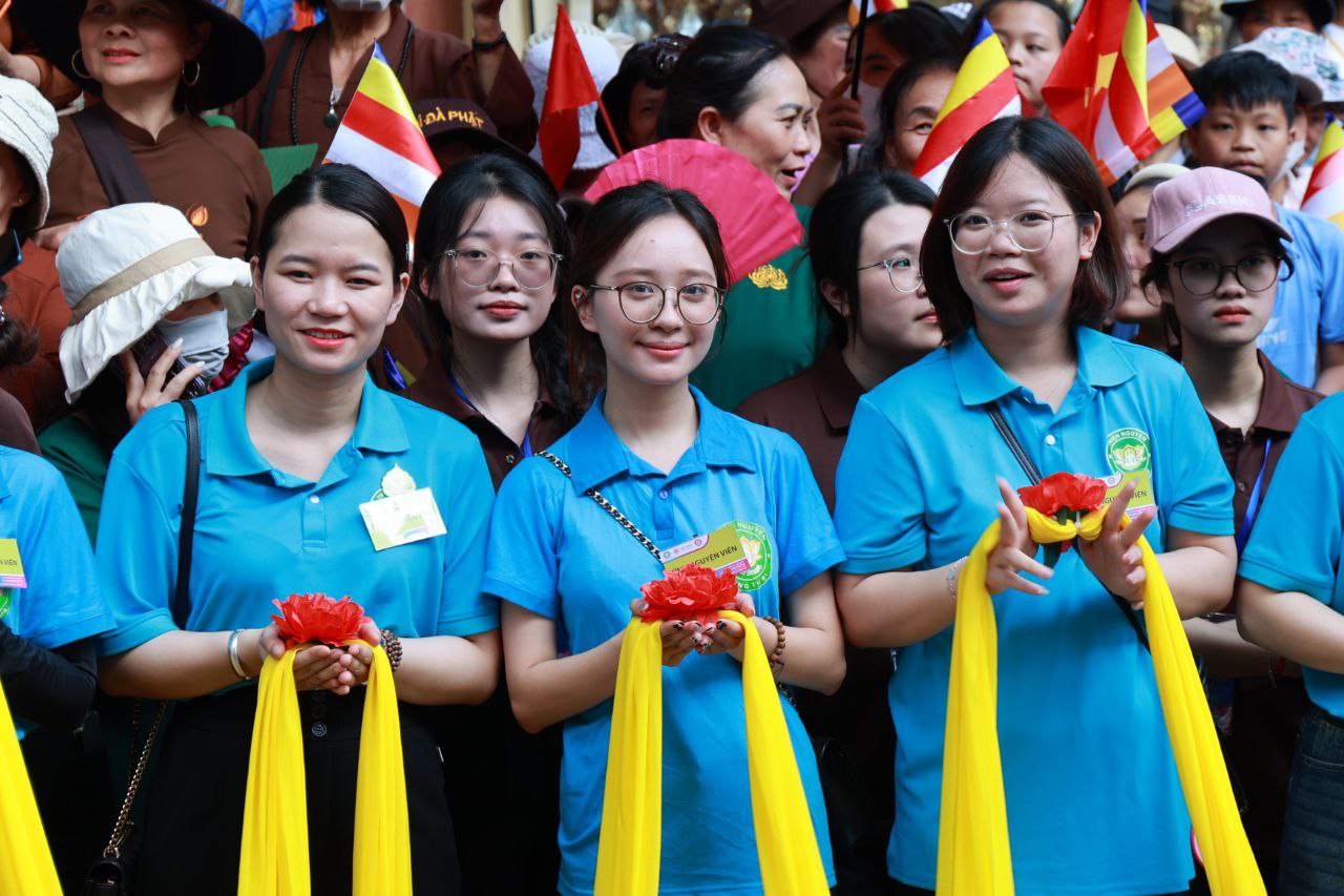 Hà Nội: Hàng nghìn người dân đứng dọc hai bên đường chùa Quán Sứ cung rước Xá lợi Đức Phật - Ảnh 20. Hà Nội: Hàng nghìn người dân đứng dọc hai bên đường chùa Quán Sứ cung rước Xá lợi Đức Phật - Ảnh 20.