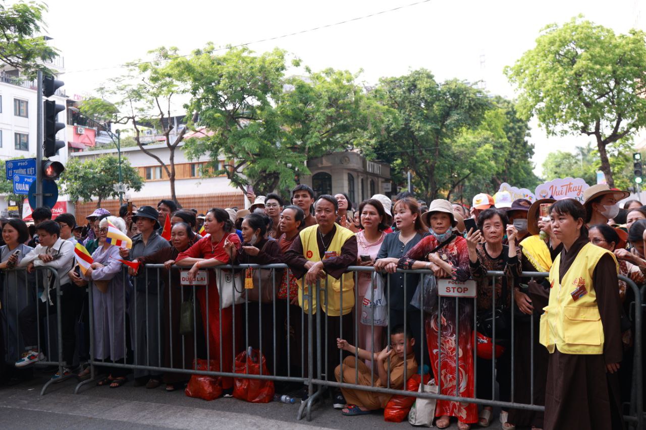 Hà Nội: Hàng nghìn người dân đứng dọc hai bên đường chùa Quán Sứ cung rước Xá lợi Đức Phật - Ảnh 18. Hà Nội: Hàng nghìn người dân đứng dọc hai bên đường chùa Quán Sứ cung rước Xá lợi Đức Phật - Ảnh 18.