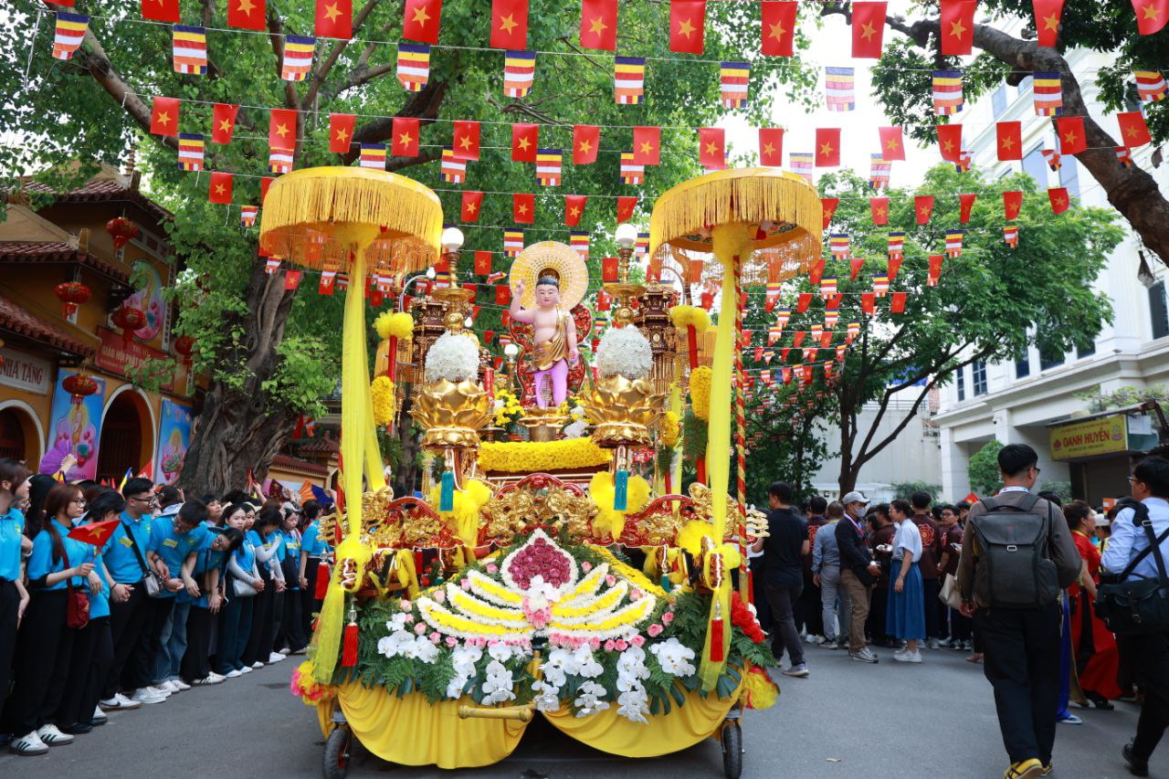 Hà Nội: Hàng nghìn người dân đứng dọc hai bên đường chùa Quán Sứ cung rước Xá lợi Đức Phật - Ảnh 8. Hà Nội: Hàng nghìn người dân đứng dọc hai bên đường chùa Quán Sứ cung rước Xá lợi Đức Phật - Ảnh 8.