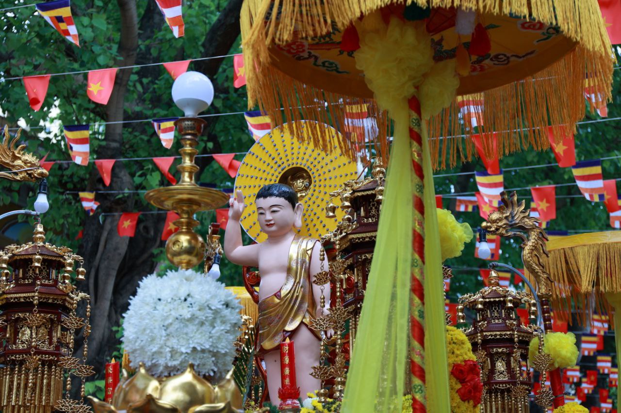 Hà Nội: Hàng nghìn người dân đứng dọc hai bên đường chùa Quán Sứ cung rước Xá lợi Đức Phật - Ảnh 9. Hà Nội: Hàng nghìn người dân đứng dọc hai bên đường chùa Quán Sứ cung rước Xá lợi Đức Phật - Ảnh 9.