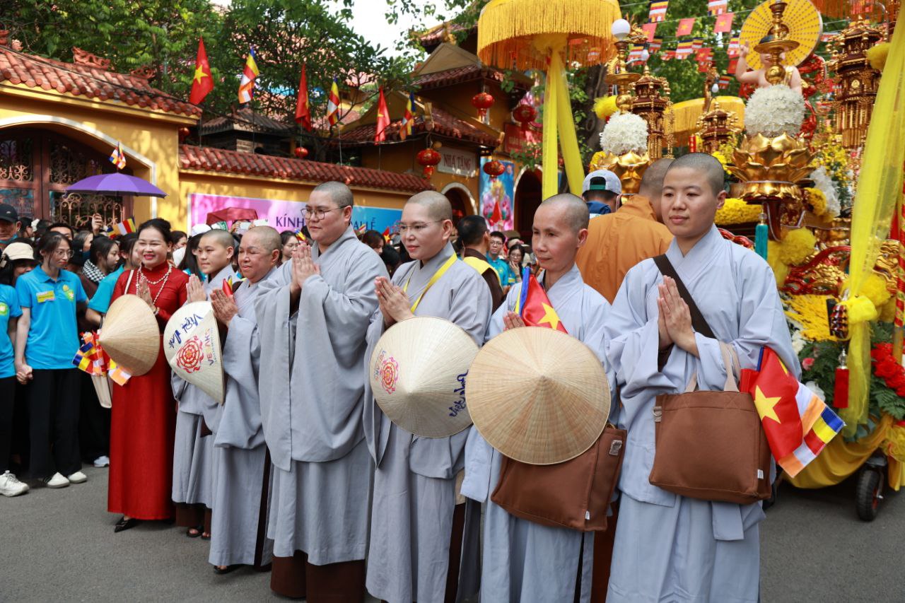Hà Nội: Hàng nghìn người dân đứng dọc hai bên đường chùa Quán Sứ cung rước Xá lợi Đức Phật - Ảnh 10. Hà Nội: Hàng nghìn người dân đứng dọc hai bên đường chùa Quán Sứ cung rước Xá lợi Đức Phật - Ảnh 10.