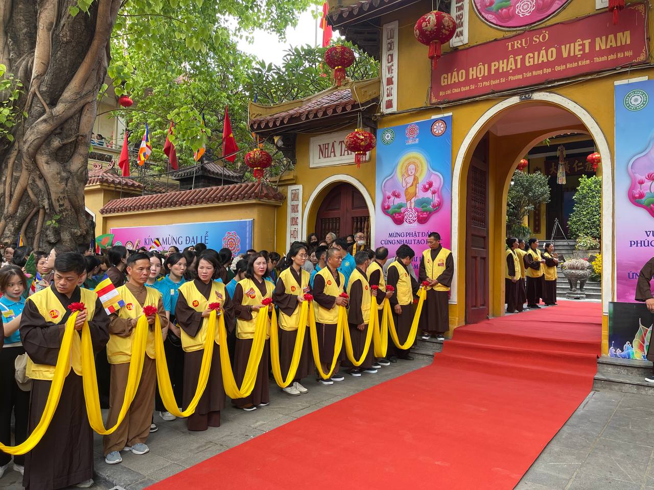 Hà Nội: Hàng nghìn người dân đứng dọc hai bên đường chùa Quán Sứ cung rước Xá lợi Đức Phật - Ảnh 16. Hà Nội: Hàng nghìn người dân đứng dọc hai bên đường chùa Quán Sứ cung rước Xá lợi Đức Phật - Ảnh 16.