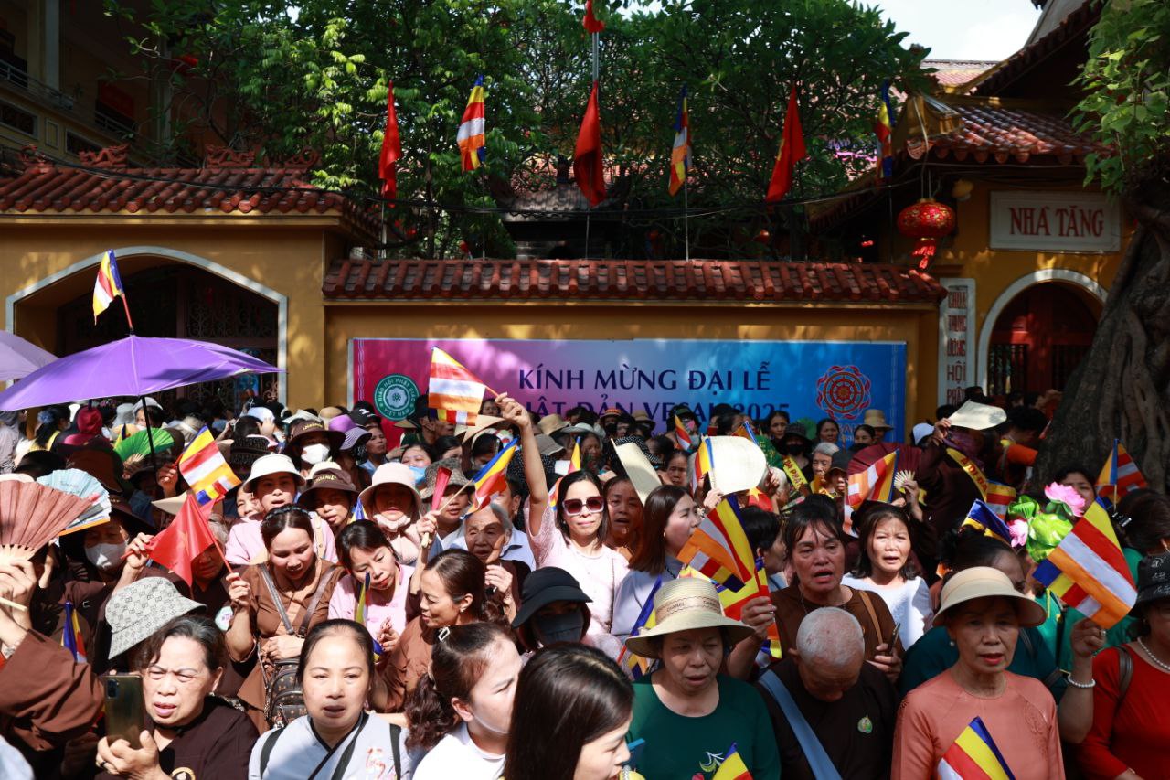 Hà Nội: Hàng nghìn người dân đứng dọc hai bên đường chùa Quán Sứ cung rước Xá lợi Đức Phật - Ảnh 17. Hà Nội: Hàng nghìn người dân đứng dọc hai bên đường chùa Quán Sứ cung rước Xá lợi Đức Phật - Ảnh 17.
