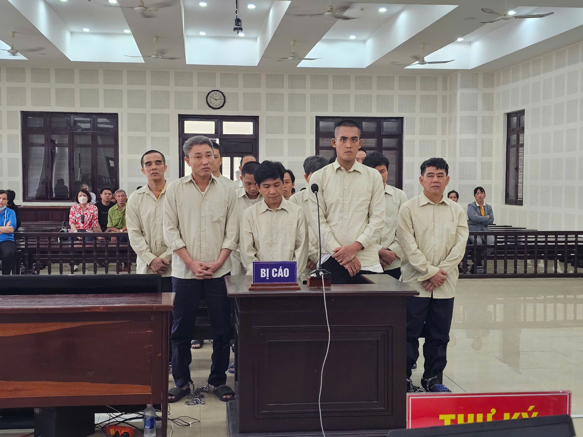 In hơn 1,6 triệu cuốn sách giáo khoa giả, 13 người lĩnh án tù - Ảnh 1. In hơn 1,6 triệu cuốn sách giáo khoa giả, 13 người lĩnh án tù - Ảnh 1.