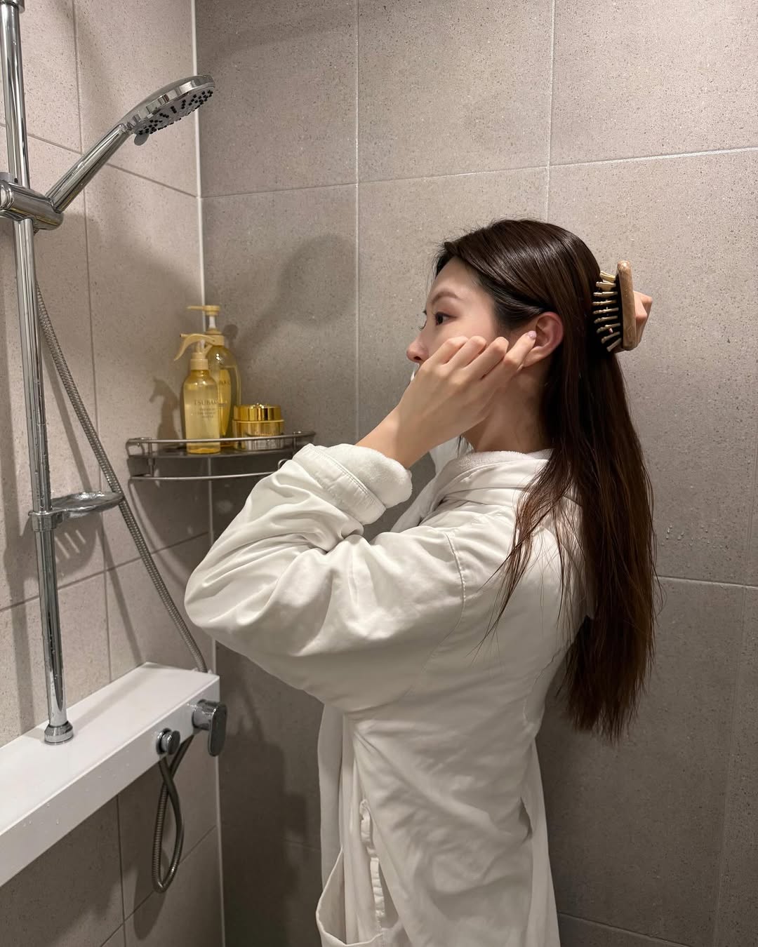 Thao tác "dễ như ăn kẹo" khi gội đầu giúp tóc sạch sâu, giảm dầu nhờn thấy rõ - Ảnh 3. Thao tác "dễ như ăn kẹo" khi gội đầu giúp tóc sạch sâu, giảm dầu nhờn thấy rõ - Ảnh 3.