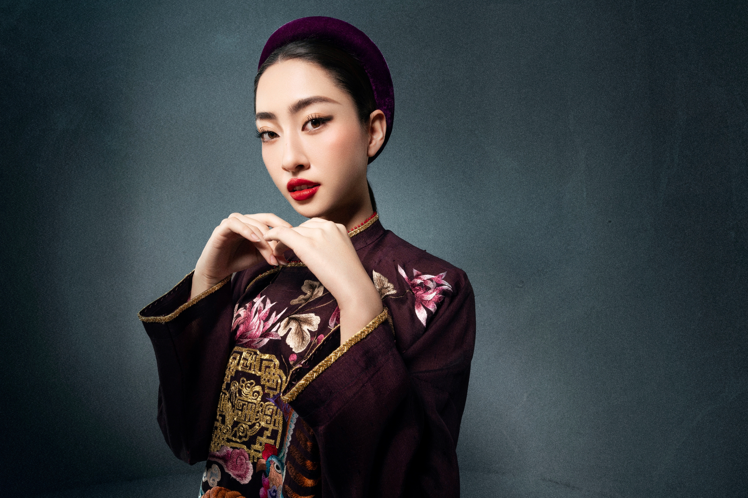 Hoa hậu Lương Thùy Linh khoe vẻ đẹp quý phái với áo dài thập niên 1930 - Ảnh 2. Hoa hậu Lương Thùy Linh khoe vẻ đẹp quý phái với áo dài thập niên 1930 - Ảnh 2.