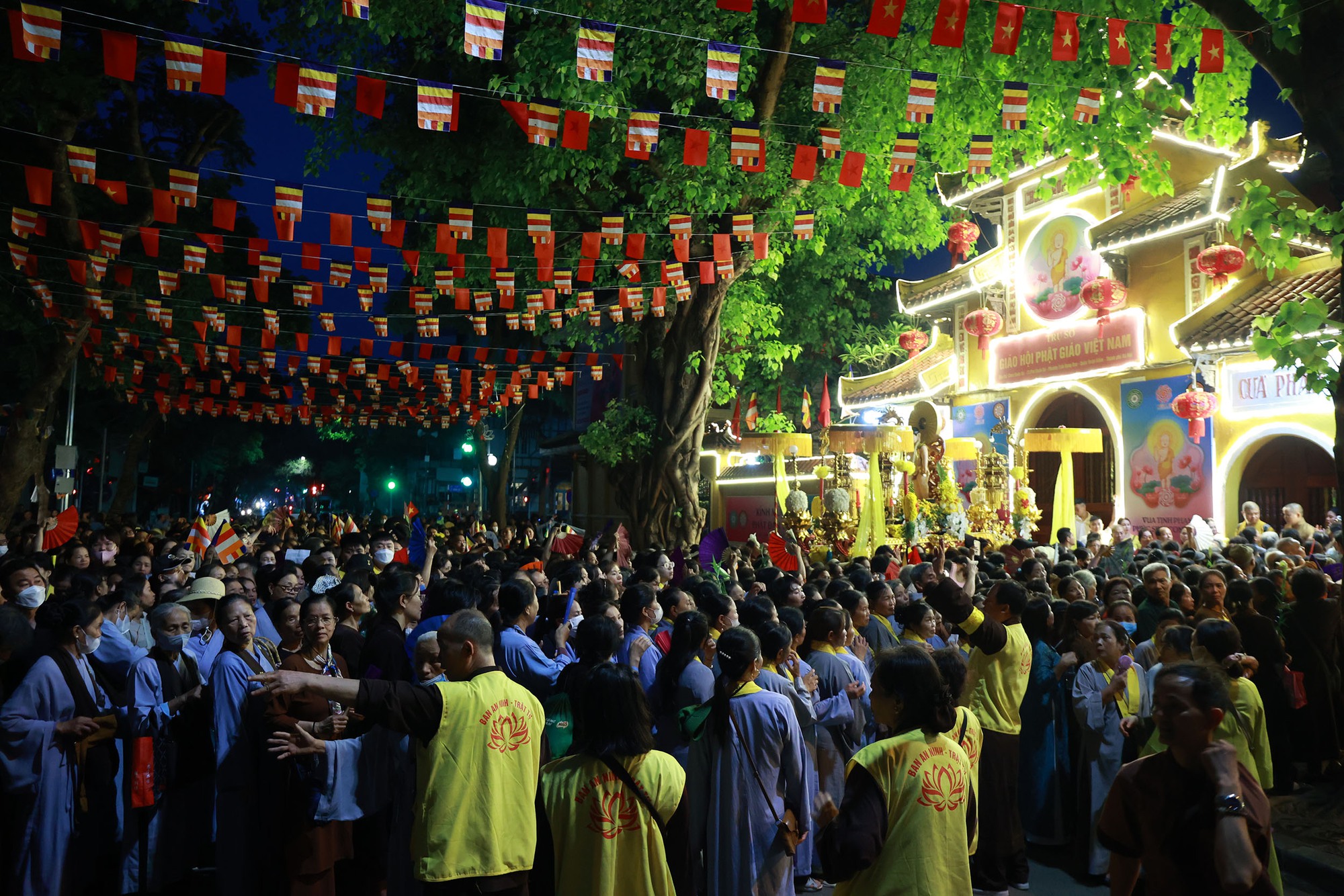 Ngay từ 3h sáng, hàng nghìn người Hà Nội đã xếp hàng dọc cả con phố chờ vào chùa Quán Sứ - Ảnh 1. Ngay từ 3h sáng, hàng nghìn người Hà Nội đã xếp hàng dọc cả con phố chờ vào chùa Quán Sứ - Ảnh 1.