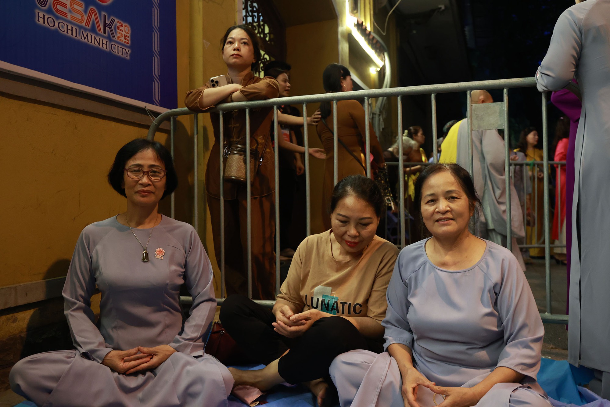 Ngay từ 3h sáng, hàng nghìn người Hà Nội đã xếp hàng dọc cả con phố chờ vào chùa Quán Sứ - Ảnh 5. Ngay từ 3h sáng, hàng nghìn người Hà Nội đã xếp hàng dọc cả con phố chờ vào chùa Quán Sứ - Ảnh 5.