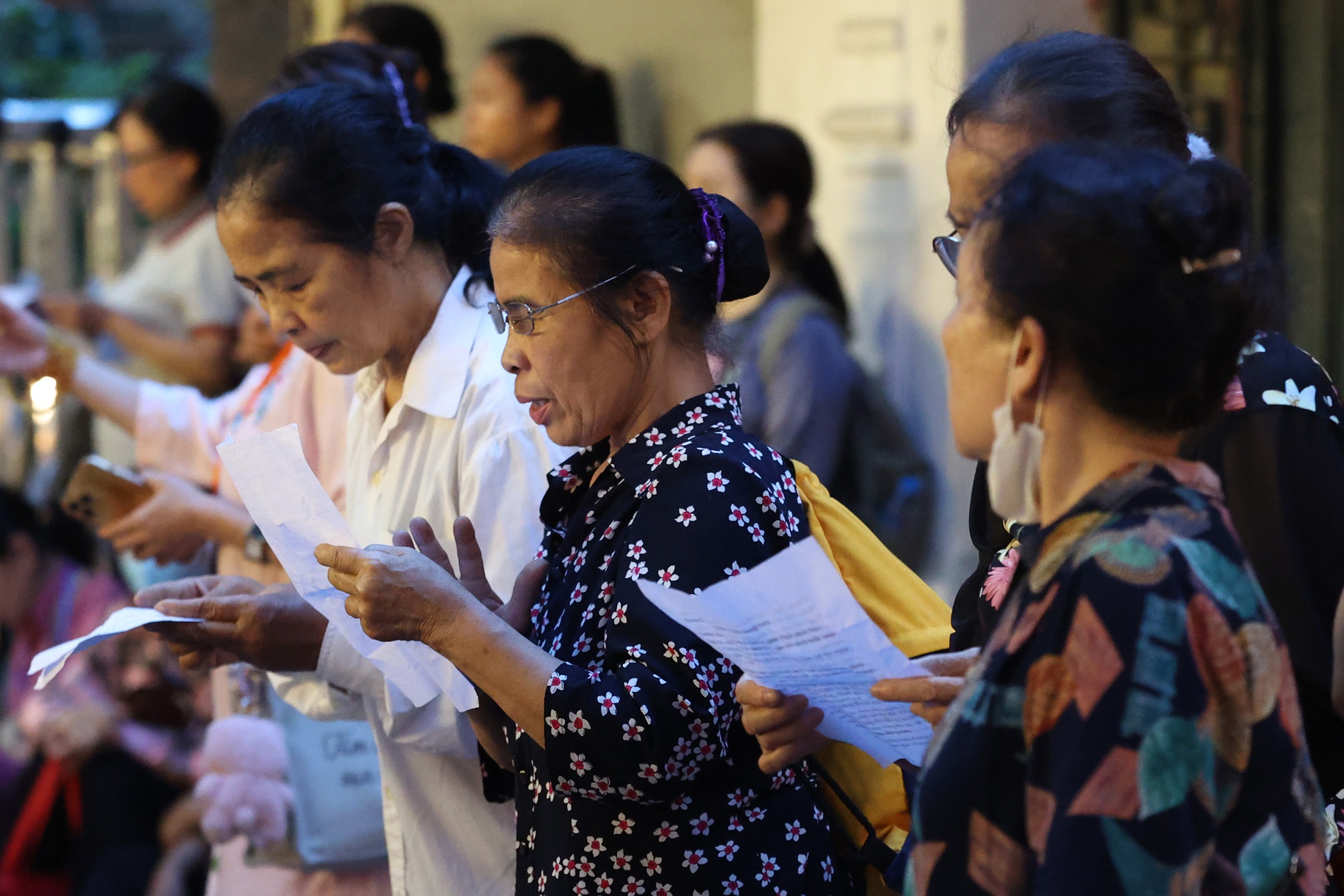 Ngay từ 3h sáng, hàng nghìn người Hà Nội đã xếp hàng dọc cả con phố chờ vào chùa Quán Sứ - Ảnh 11. Ngay từ 3h sáng, hàng nghìn người Hà Nội đã xếp hàng dọc cả con phố chờ vào chùa Quán Sứ - Ảnh 11.