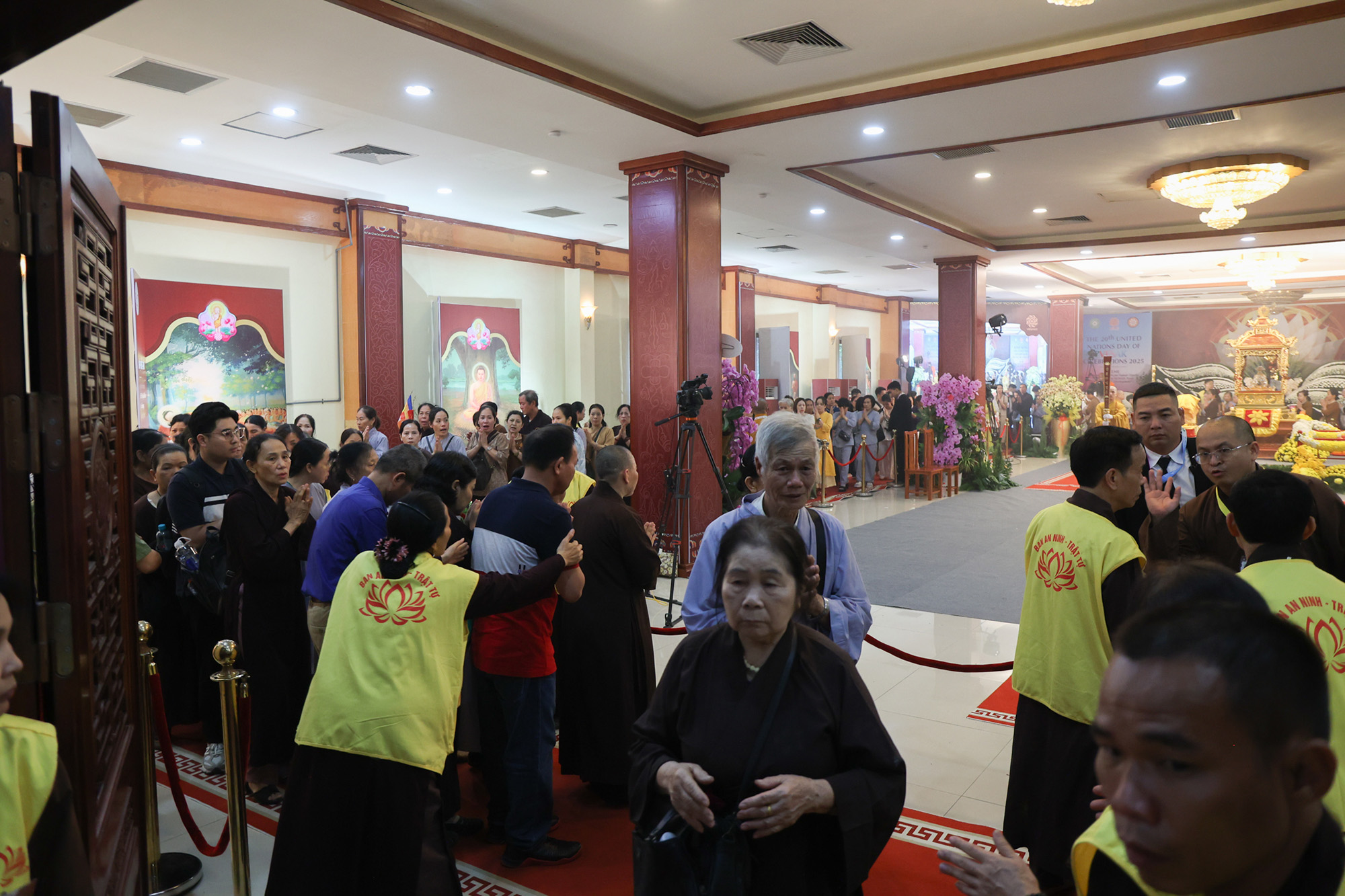 Cận cảnh xá lợi Phật tại chùa Quán Sứ - Ảnh 11. Cận cảnh xá lợi Phật tại chùa Quán Sứ - Ảnh 11.