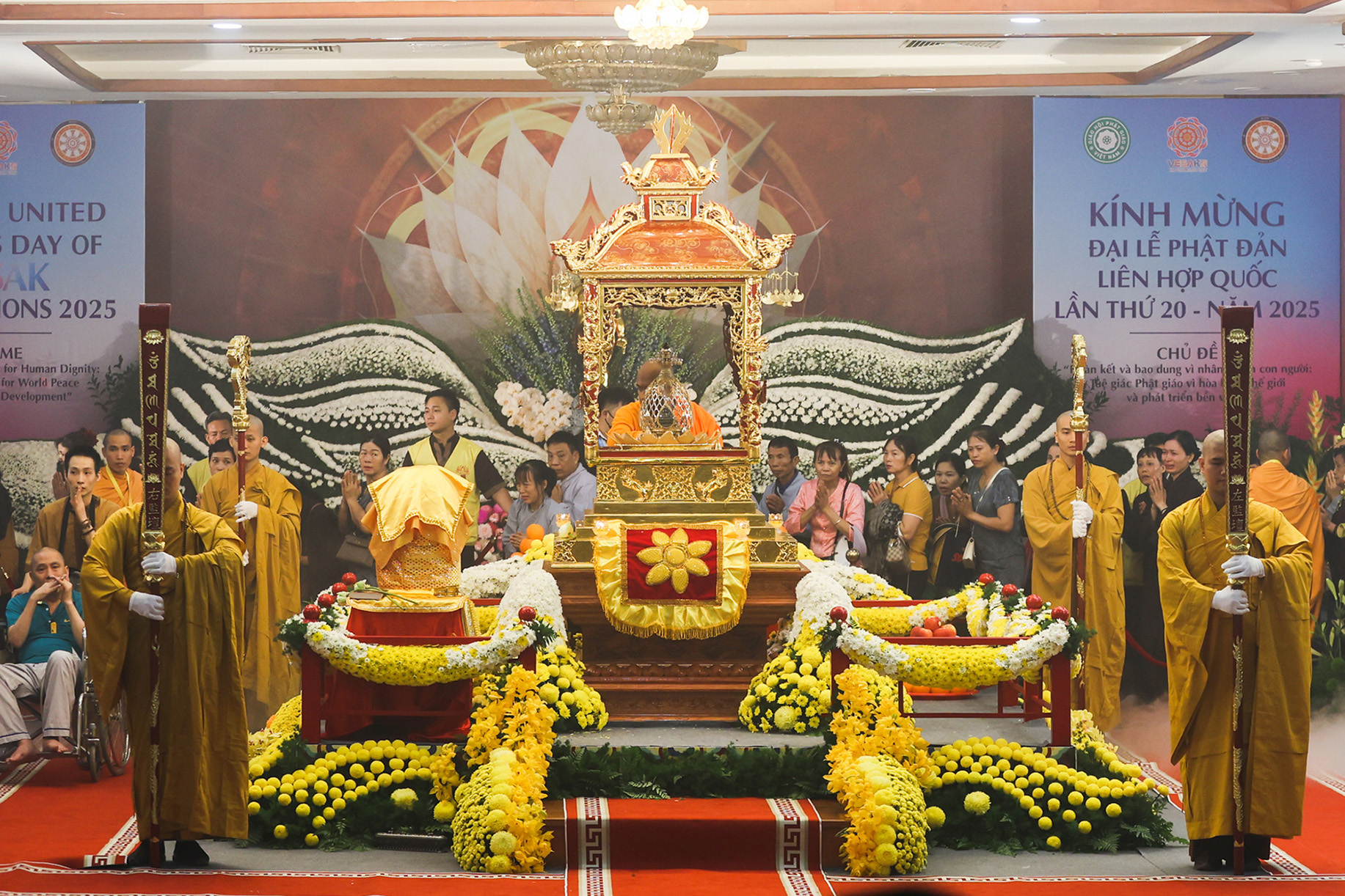 Cận cảnh xá lợi Phật tại chùa Quán Sứ - Ảnh 8. Cận cảnh xá lợi Phật tại chùa Quán Sứ - Ảnh 8.