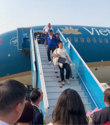 Tranh cãi chủ tịch CLB Hà Nội thờ ơ với hoa hậu Đỗ Mỹ Linh, khoảnh khắc này giải oan cho con trai bầu Hiển- Ảnh 3. Tranh cãi chủ tịch CLB Hà Nội thờ ơ với hoa hậu Đỗ Mỹ Linh, khoảnh khắc này giải oan cho con trai bầu Hiển- Ảnh 3.