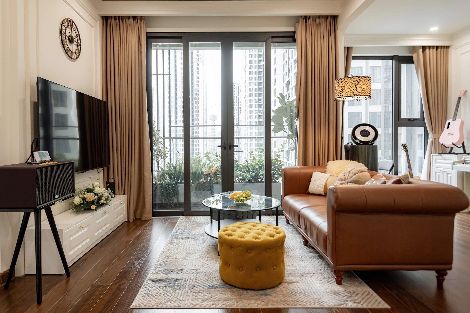 Ngắm căn hộ tối giản của vợ chồng trẻ Hà Nội: Gọn gàng, tinh tế và đậm chất nghệ thuật trong từng góc nhỏ - Ảnh 1. Ngắm căn hộ tối giản của vợ chồng trẻ Hà Nội: Gọn gàng, tinh tế và đậm chất nghệ thuật trong từng góc nhỏ - Ảnh 1.