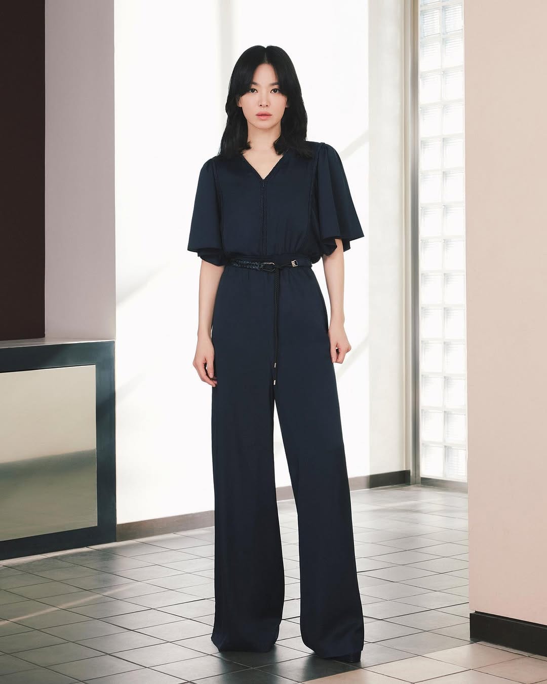 Nàng thấp bé ngoài 40 tuổi nhất định phải học 5 chiêu ăn vận tôn dáng thanh lịch như Song Hye Kyo - Ảnh 5. Nàng thấp bé ngoài 40 tuổi nhất định phải học 5 chiêu ăn vận tôn dáng thanh lịch như Song Hye Kyo - Ảnh 5.