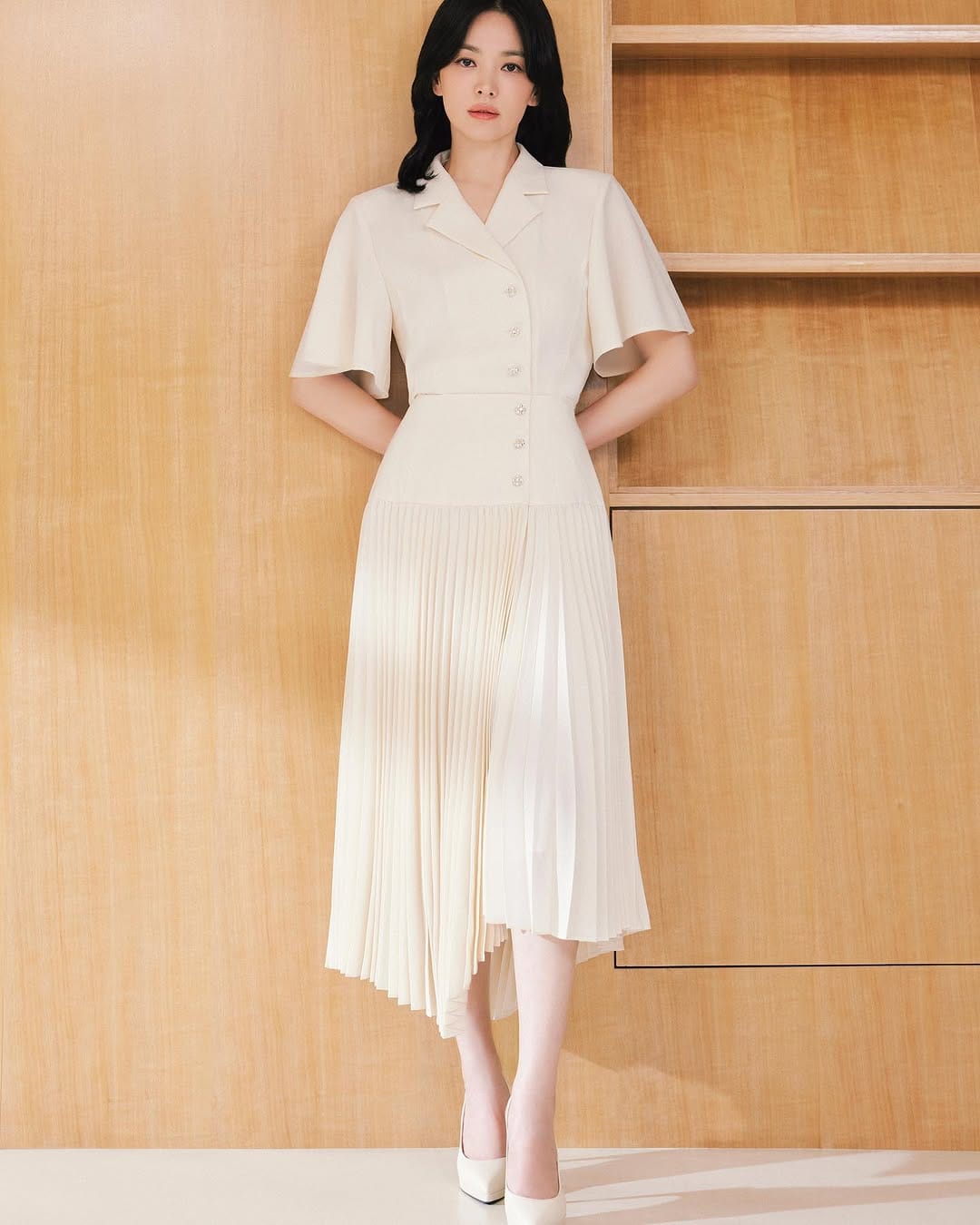 Nàng thấp bé ngoài 40 tuổi nhất định phải học 5 chiêu ăn vận tôn dáng thanh lịch như Song Hye Kyo - Ảnh 8. Nàng thấp bé ngoài 40 tuổi nhất định phải học 5 chiêu ăn vận tôn dáng thanh lịch như Song Hye Kyo - Ảnh 8.