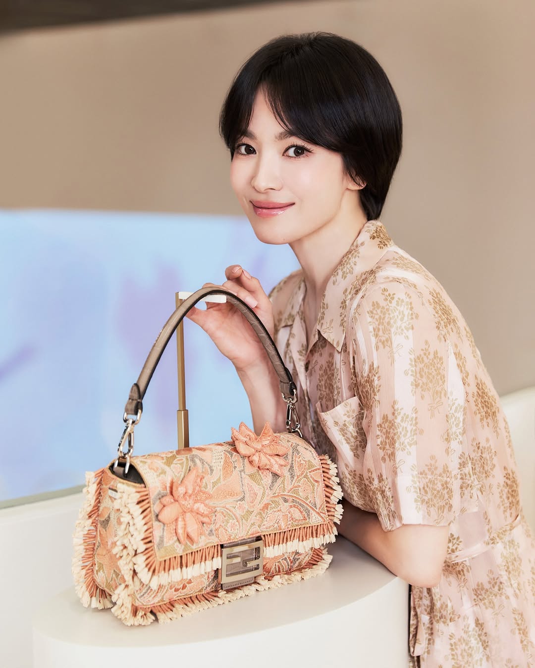 Nàng thấp bé ngoài 40 tuổi nhất định phải học 5 chiêu ăn vận tôn dáng thanh lịch như Song Hye Kyo - Ảnh 3. Nàng thấp bé ngoài 40 tuổi nhất định phải học 5 chiêu ăn vận tôn dáng thanh lịch như Song Hye Kyo - Ảnh 3.