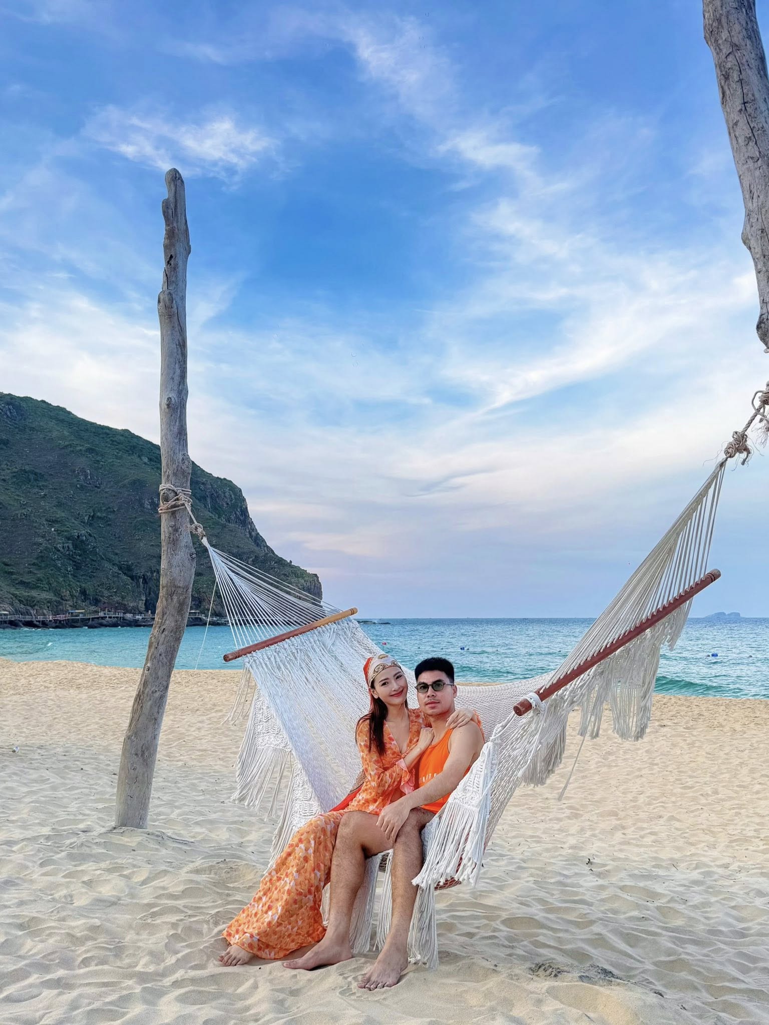 Đỏ mặt với hành động thân mật quá đà của MC Huyền Trang Mù Tạt và bạn trai cầu thủ nổi tiếng- Ảnh 1. Đỏ mặt với hành động thân mật quá đà của MC Huyền Trang Mù Tạt và bạn trai cầu thủ nổi tiếng- Ảnh 1.