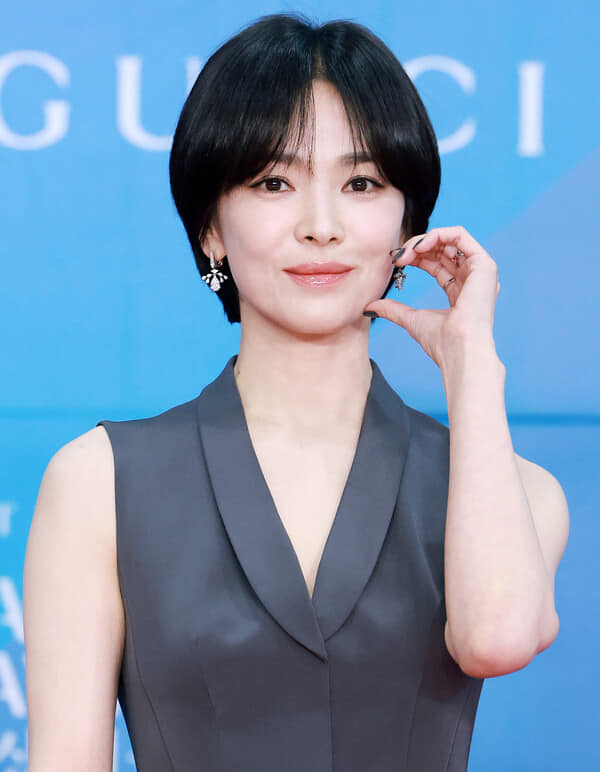 Nàng thấp bé ngoài 40 tuổi nhất định phải học 5 chiêu ăn vận tôn dáng thanh lịch như Song Hye Kyo - Ảnh 2. Nàng thấp bé ngoài 40 tuổi nhất định phải học 5 chiêu ăn vận tôn dáng thanh lịch như Song Hye Kyo - Ảnh 2.