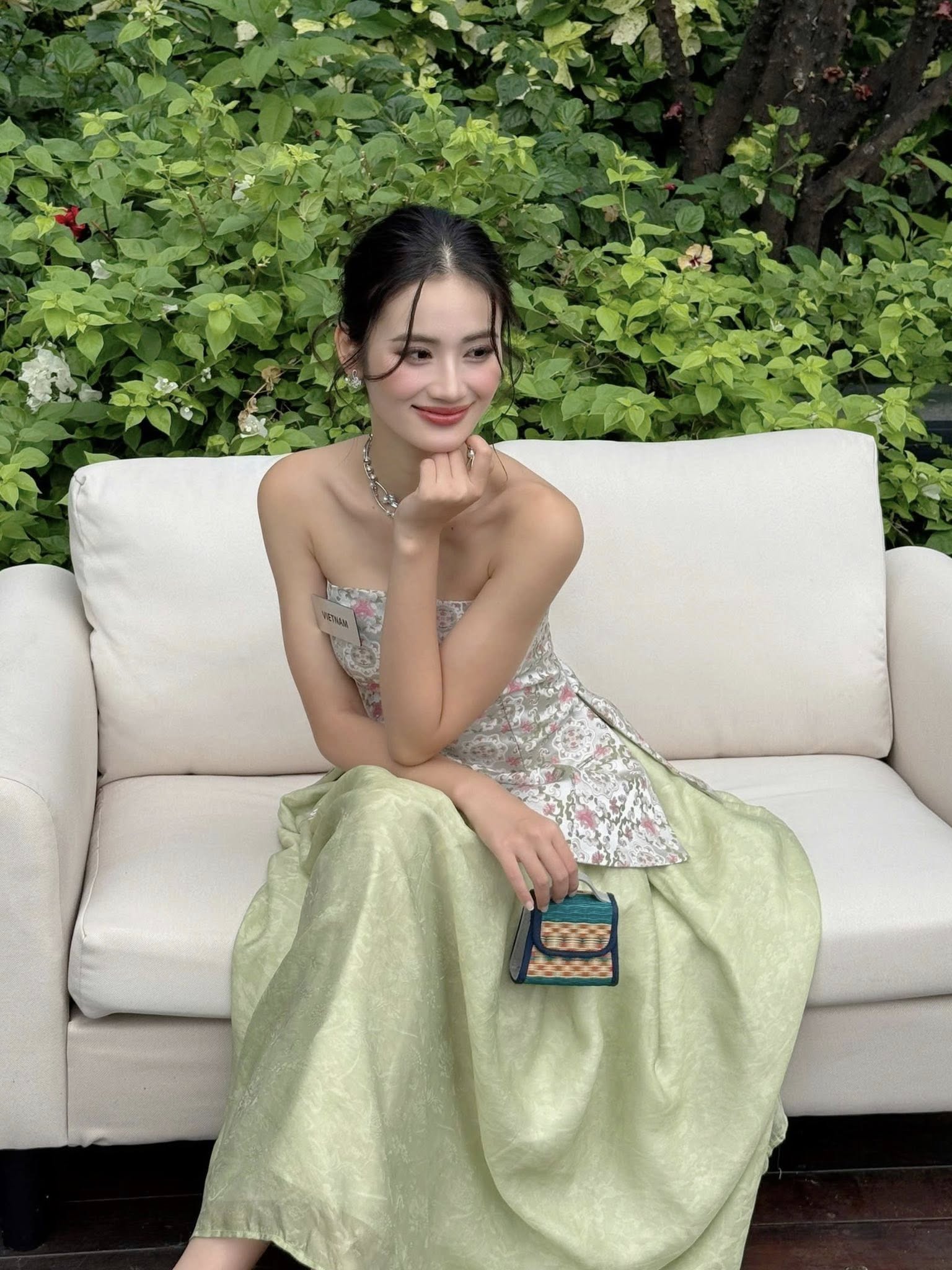 Ý Nhi lột xác nhờ liên tục Ý Nhi lột xác nhờ liên tục