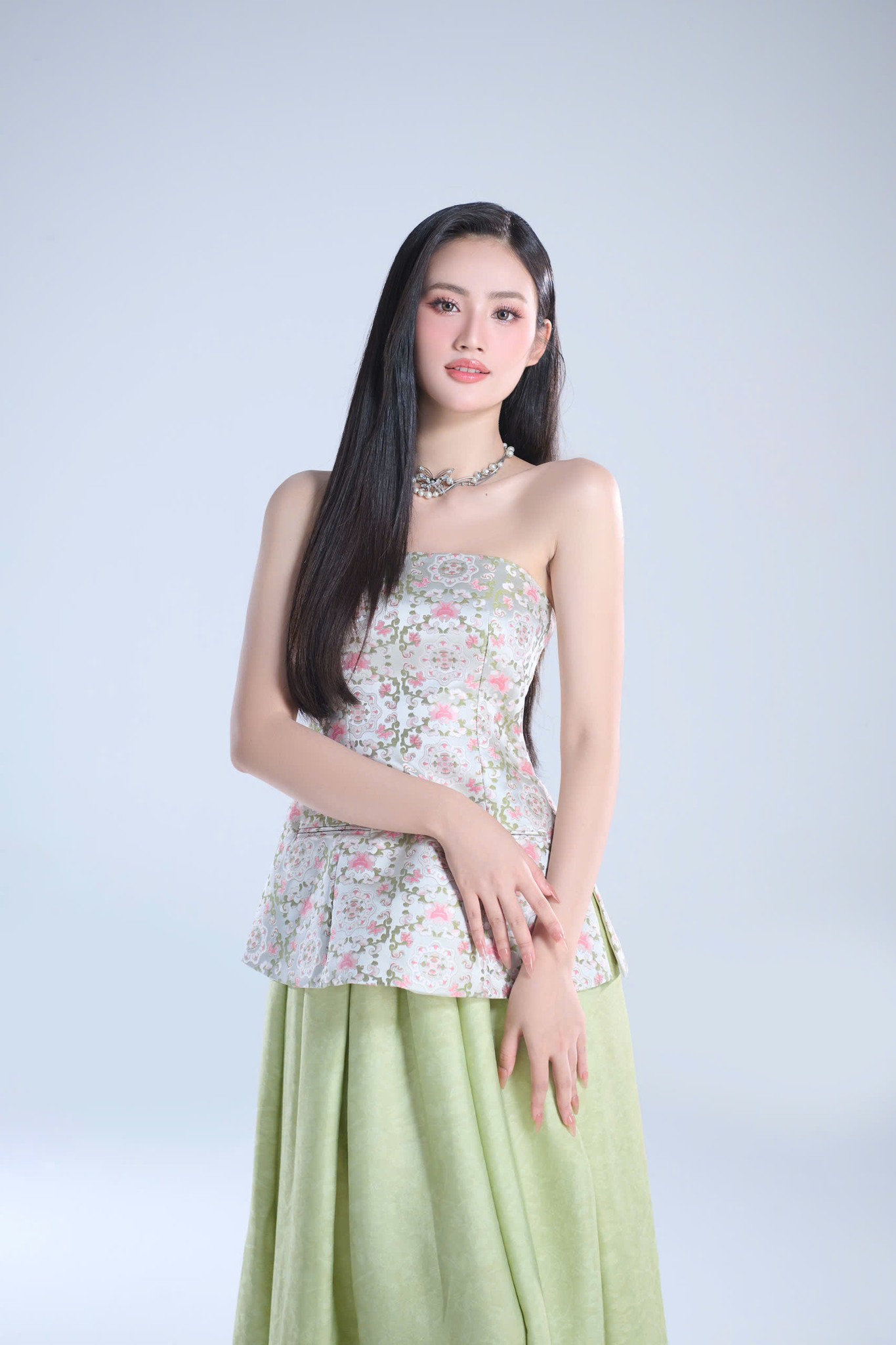 Ý Nhi lột xác nhờ liên tục Ý Nhi lột xác nhờ liên tục