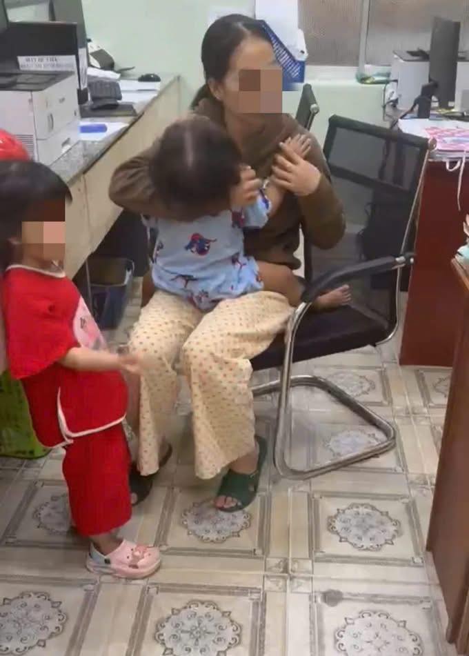 Bé gái 2 tuổi nghi bị bạo hành tại điểm giữ trẻ, câu trả lời không thỏa đáng - Ảnh 2. Bé gái 2 tuổi nghi bị bạo hành tại điểm giữ trẻ, câu trả lời không thỏa đáng - Ảnh 2.