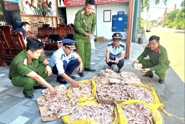 Phát hiện gần 500kg chân gà, đuôi lợn "bẩn" trong kho công ty thực phẩm sạch - Ảnh 1. Phát hiện gần 500kg chân gà, đuôi lợn "bẩn" trong kho công ty thực phẩm sạch - Ảnh 1.