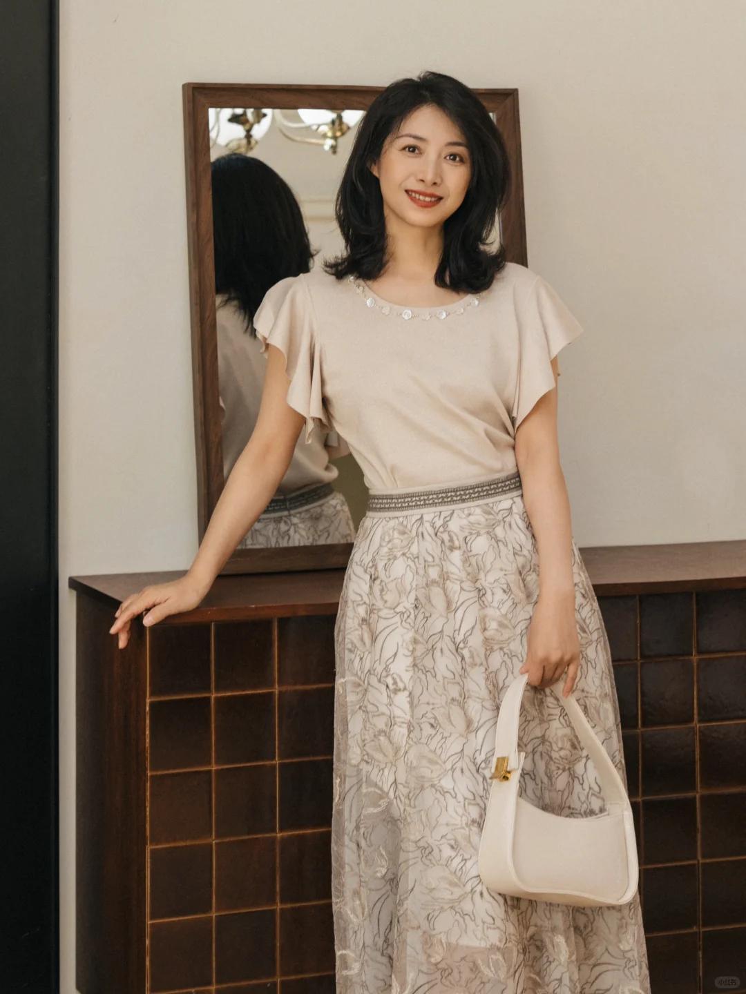 Tại sao phụ nữ 40+ đồng loạt từ bỏ áo thun để chọn áo không tay? - Ảnh 6. Tại sao phụ nữ 40+ đồng loạt từ bỏ áo thun để chọn áo không tay? - Ảnh 6.
