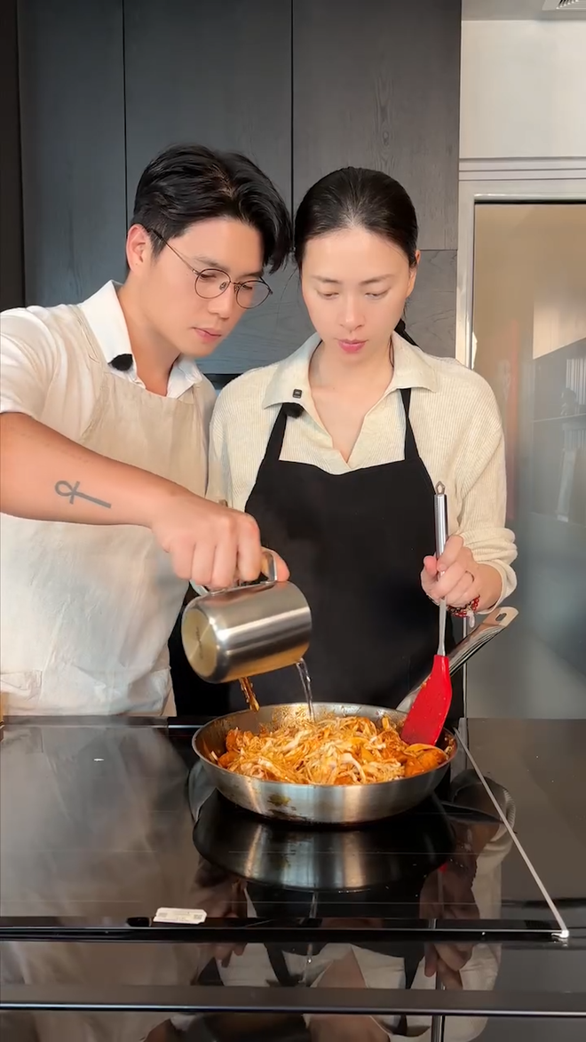 “Bà bầu” Ngô Thanh Vân được chồng cưng như trứng: Lo từng bữa ăn, không quên phát cẩu lương mệt nghỉ- Ảnh 2. “Bà bầu” Ngô Thanh Vân được chồng cưng như trứng: Lo từng bữa ăn, không quên phát cẩu lương mệt nghỉ- Ảnh 2.